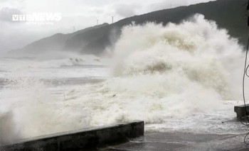 Dự báo Biển Đông sắp đón bão số 15, miền Trung đối mặt đợt mưa mới