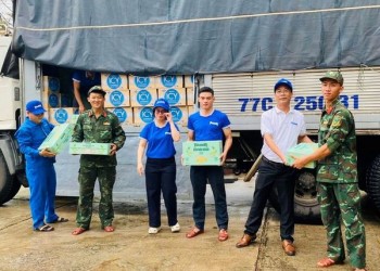 40 tấn sữa và nước uống của Vinamilk đến rốn lũ miền Trung và Tây Nguyên