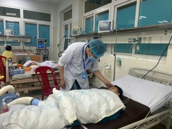 Người đàn ông ôm 2 cháu bé nhảy xuống sông Trà Khúc tự tử