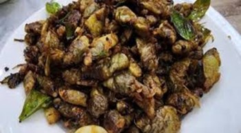 Ăn ve sầu chiên, nhiều người ngộ độc phải nhập viện