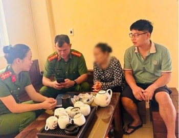 Đưa người phụ nữ SN 1962 ở Hà Tĩnh đi ngân hàng, tài xế taxi chở thẳng vào trụ sở công an sau khi nghe cuộc gọi lạ