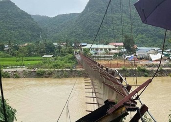 Đứt cáp cầu treo ở Điện Biên, ô tô chở 3 người rơi xuống sông