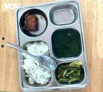 Xôn xao suất cơm “25k + 5k công nấu” tại một trường tiểu học ở Nghệ An