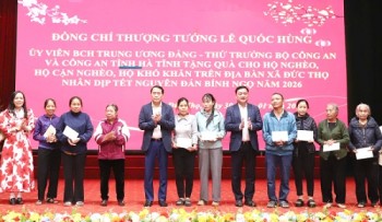 Thứ trưởng Lê Quốc Hùng tặng quà tết cho các hộ nghèo tại Hà Tĩnh