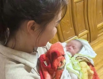 Phát hiện bé trai bị bỏ rơi trước cổng nhà dân kèm lá thư xin lỗi