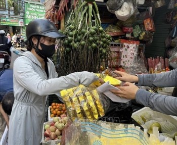 Sôi động thị trường đồ lễ cúng Táo quân, giá cả ổn định