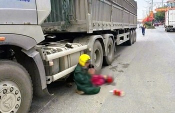 Chồng quỳ gối chắp tay bên thi thể vợ bị xe đầu kéo cán tử vong