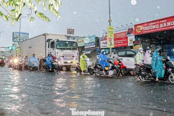 Miền Bắc sắp hửng nắng, miền Trung mưa dài ngày