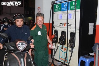 Giá xăng dầu đồng loạt tăng dựng đứng, cao nhất 8.490 đồng/lít