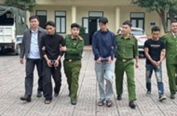 Bắt giữ 3 nghi phạm áp sát cô gái 17 tuổi cướp điện thoại