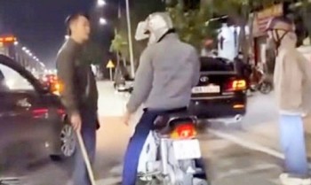 Tài xế ô tô chặn đường, dùng gậy "tác động" người đi xe máy