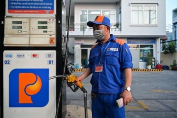 Giá xăng giảm mạnh sau 4 phiên tăng liên tiếp, RON95 hạ gần 4.000 đồng/lít