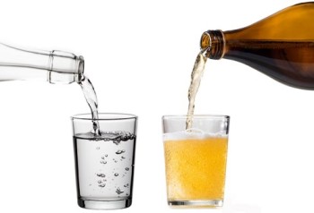 Vì sao uống cả chục lon bia dễ hơn uống vài chai nước lọc?