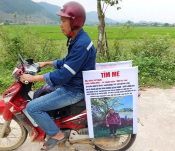 Mẹ mất tích, con trai dán thông báo lên xe máy rong ruổi tìm kiếm