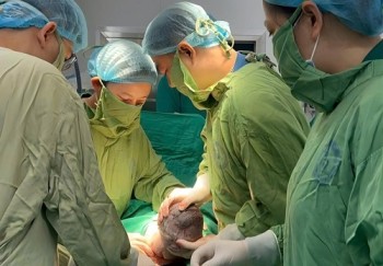 Em bé mang 'đôi cánh tí hon' chào đời diệu kỳ sau ca can thiệp từ bụng mẹ