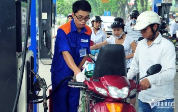 Quyết sách 'thần tốc' hạ nhiệt giá xăng dầu, ổn định kinh tế