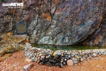 Ngâm mình trong Giếng Tiên ở Quy Nhơn, một nữ ca sĩ nổi tiếng gây phẫn nộ