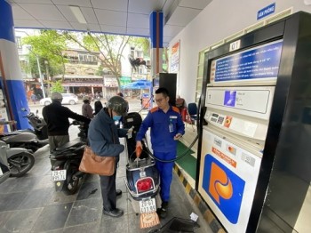 Giá xăng dầu hôm nay (3-4): Tăng vọt