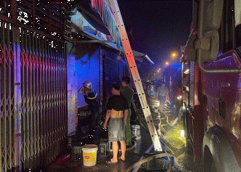 Cảnh sát giải cứu 2 người mắc kẹt trong ngôi nhà bị cháy lúc rạng sáng