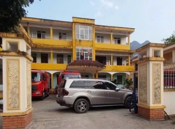 Người đàn ông đỗ xe ô tô chắn ngang cổng Trạm CSGT nhiều giờ