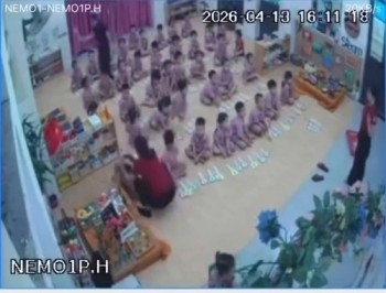 Xôn xao clip trẻ mầm non bị cô giáo bạo hành trong lớp