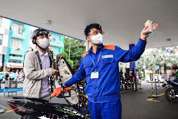 Giá dầu diesel giảm mạnh gần 2.000 đồng/lít từ 0h