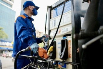Giá xăng dầu tiếp tục giảm, RON95 dưới 23.000 đồng, diesel dưới 27.000 đồng/lít