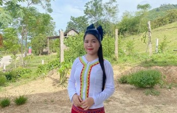 Nữ cử nhân người Chứt đầu tiên trở thành Đảng viên trẻ nhất bản