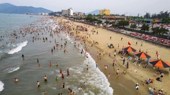 Biển Thiên Cầm đón 56.000 lượt khách dịp lễ Giỗ Tổ Hùng Vương 2026