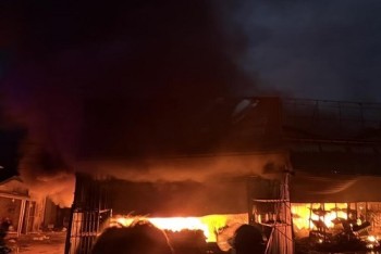 Hà Tĩnh: Hỏa hoạn lúc rạng sáng, 2 ki-ốt bị thiêu rụi