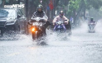 Dự báo thời tiết 17/5: Từ Bắc vào Nam nhiều nơi hứng mưa lớn, nguy cơ dông lốc