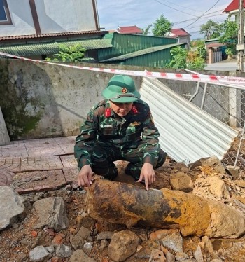 Phát hiện quả bom 'khủng' trong vườn nhà người dân ở xã Nghi Xuân, Hà Tĩnh