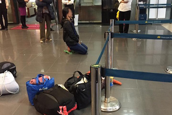Hành khách quỳ sụp xuống ở sân bay Nội Bài vì nhỡ chuyến bay gây xôn xao