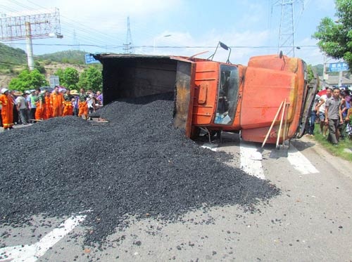 TQ: Kinh hoàng nhựa đường nóng đè chết người