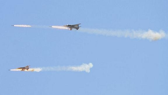 Tiêm kích bom Su-24M của Ukraine rơi, 2 phi công nhảy dù thoát thân