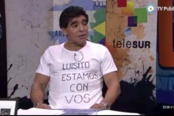 Maradona chỉ trích FIFA "đạo đức giả" khi phạt nặng Luis Suarez