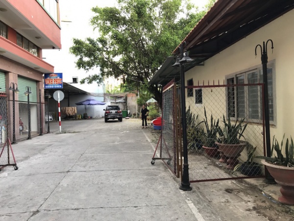 Long An: Vụ chủ khách sạn "nhốt" xe thượng tá công an: Đất của tôi thì tôi rào thôi!