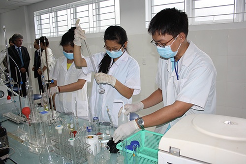 Lương giáo sư khoa học ngang bằng người thu tiền điện