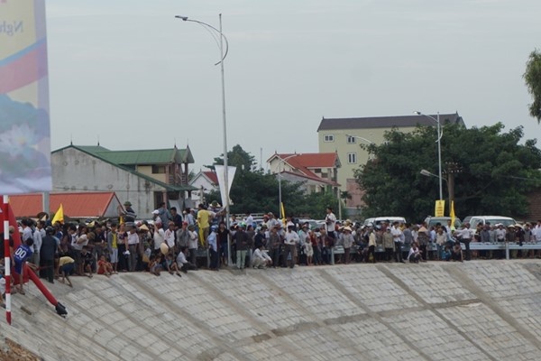 Hàng vạn người nô nức tham dự lễ thông xe cầu nghìn tỷ nối liền Nghệ An - Hà Tĩnh