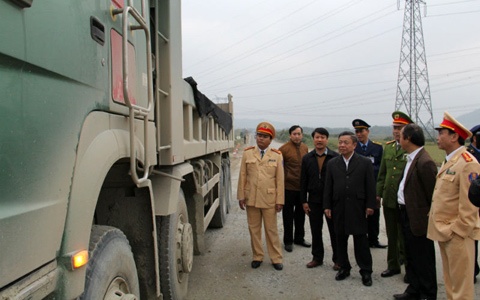 "Vào kiểm tra qua loa, uống nước, ăn bữa no rồi về’