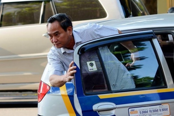 Thứ trưởng cười tươi đi taxi, lãnh đạo tỉnh thích "đặc thù xe công"