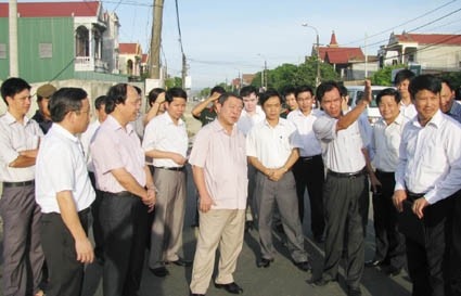 Chủ tịch UBND tỉnh Võ Kim Cự kiểm tra tiến độ thi công Quốc lộ 15A