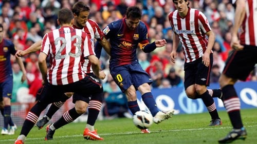 Messi phá kỉ lục của CR7 ngày Barca mất điểm