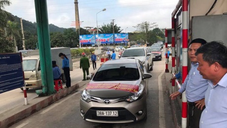 Vì sao người dân tiếp tục mang ô tô "chặn" cầu Bến Thủy?