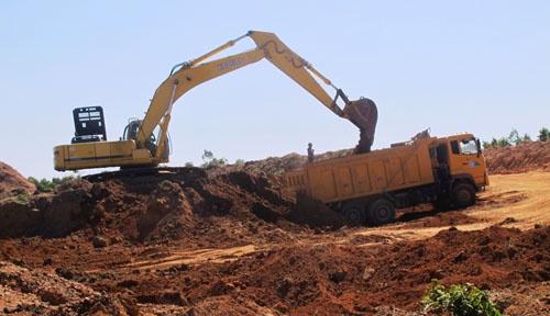 Huyện "náo loạn" vì siêu dự án san lấp mặt bằng