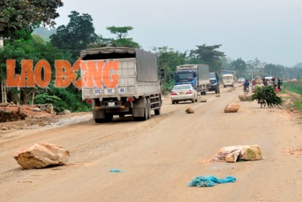 Hà Tĩnh: Dân khóc ròng vì dự án quốc lộ 8A thi công kiểu... rùa bò
