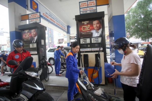 Ngày mai (20/6), giá xăng giảm 200 - 300 đồng/lít (?!)