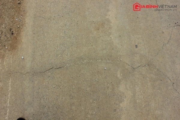 Đường mới sử dụng đã hư hỏng