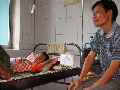 Cha nghèo, mẹ khó, bé 8 tuổi nguy nan vì bệnh