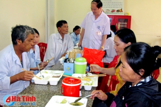 Bữa ăn cho bệnh nhân nghèo ở BVĐK Hà Tĩnh
